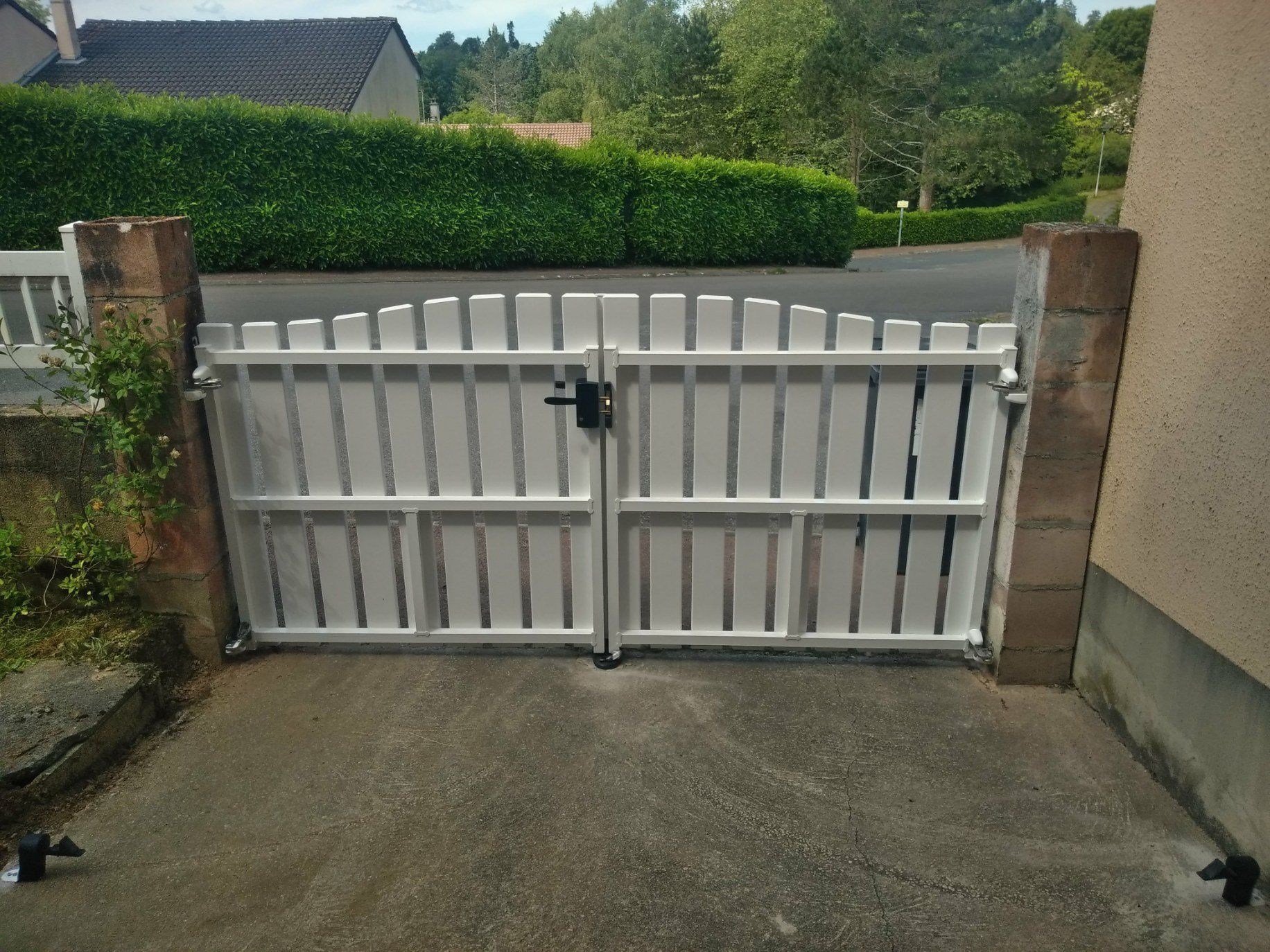 Portail blanc en bois 