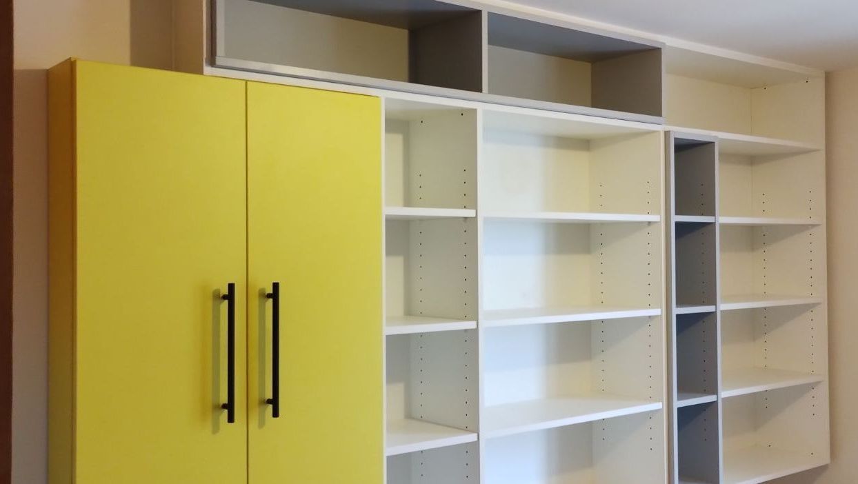 Etagères avec porte jaune