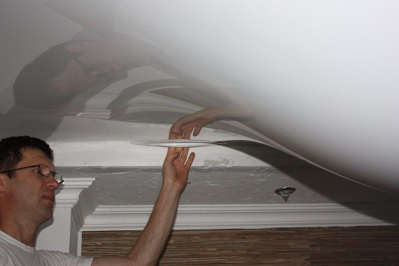 Wasserschaden wird beseitigt, Arbeiter entfernt geschädigtes Material