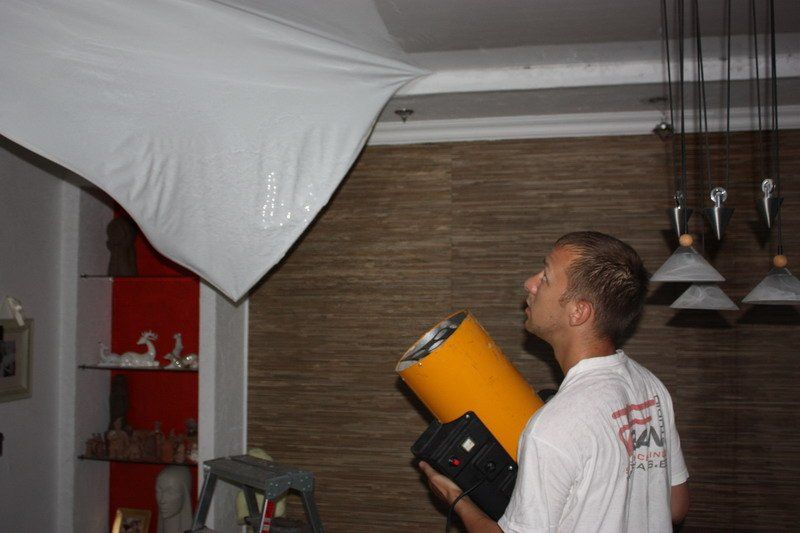 Wasserschaden wird beseitigt mit Gerät