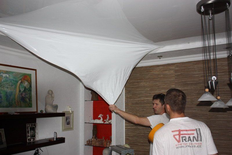 Wasserschaden wird beseitigt, zwei Arbeiter entfernen geschädigtes Material