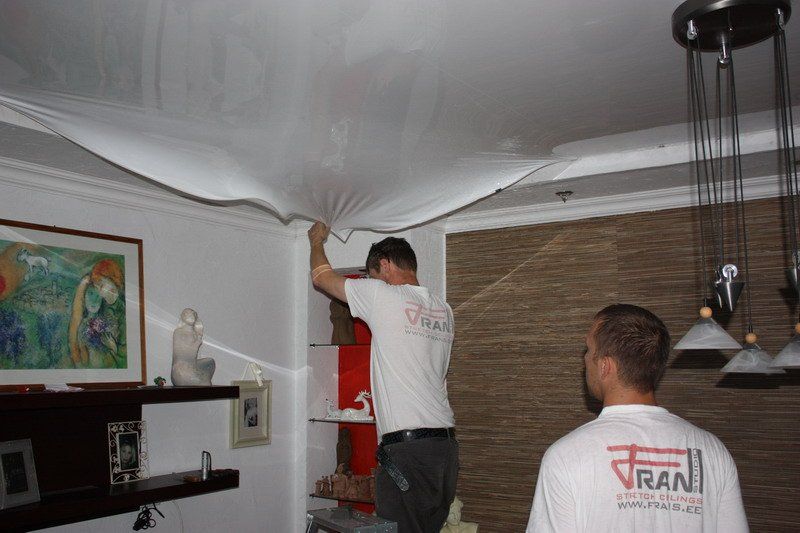 Wasserschaden wird beseitigt, zwei Arbeiter entfernen geschädigtes Material