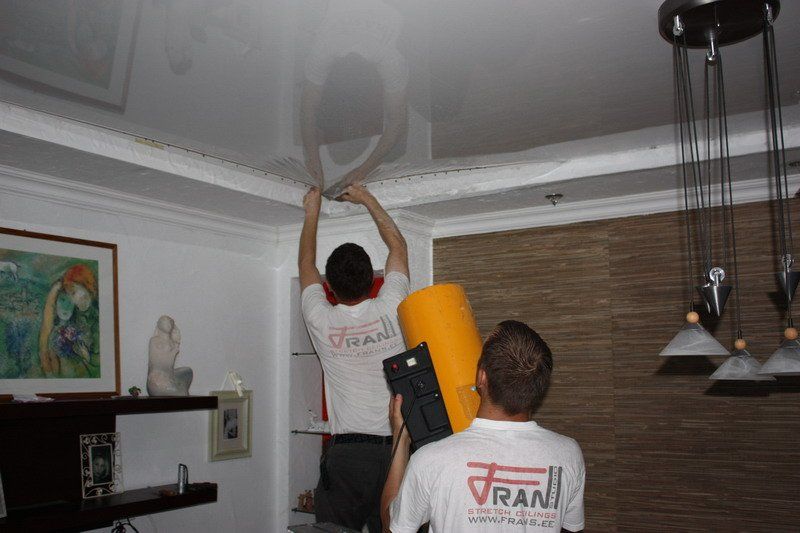 Wasserschaden wird beseitigt, zwei Arbeiter entfernen geschädigtes Material