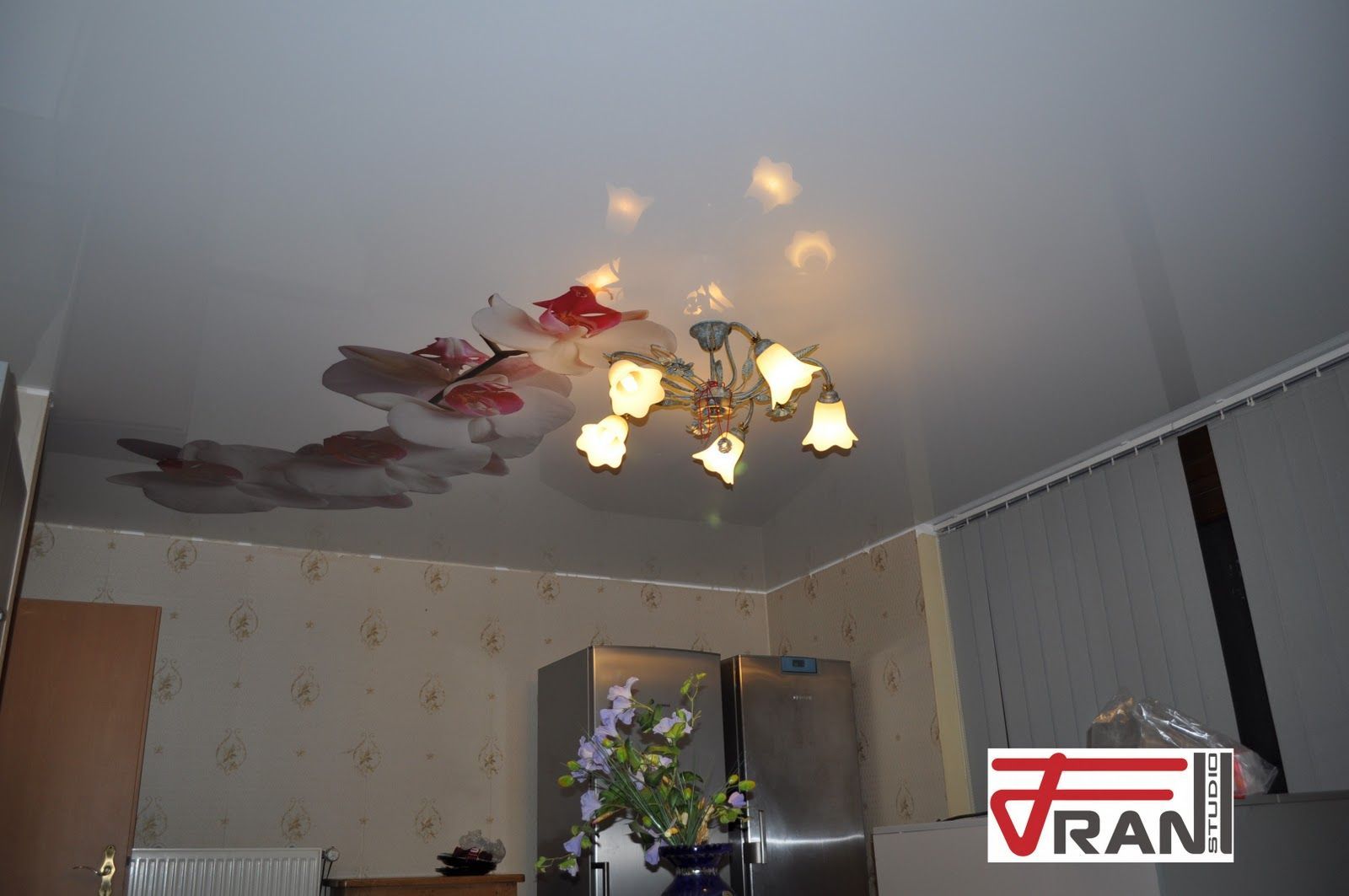 Lampe mit Blumendesign leuchtet Küche aus