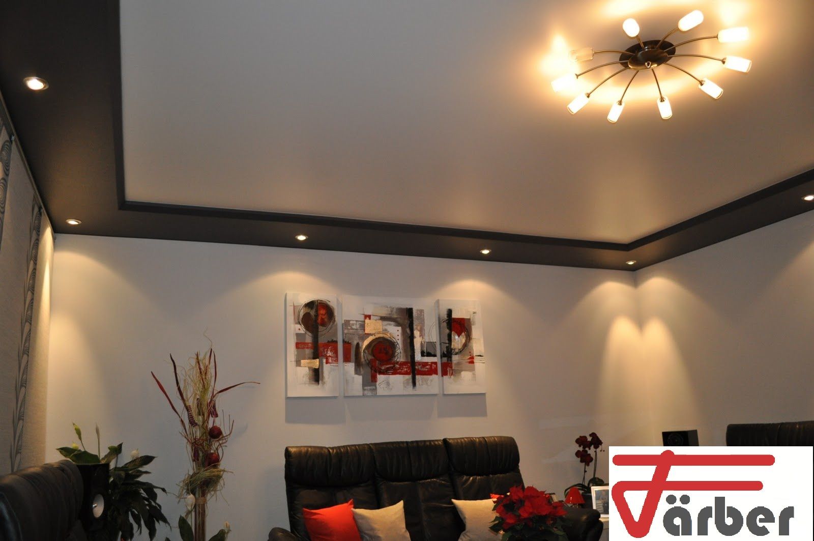 Lampe an der Decke und an den Seiten des Raumes