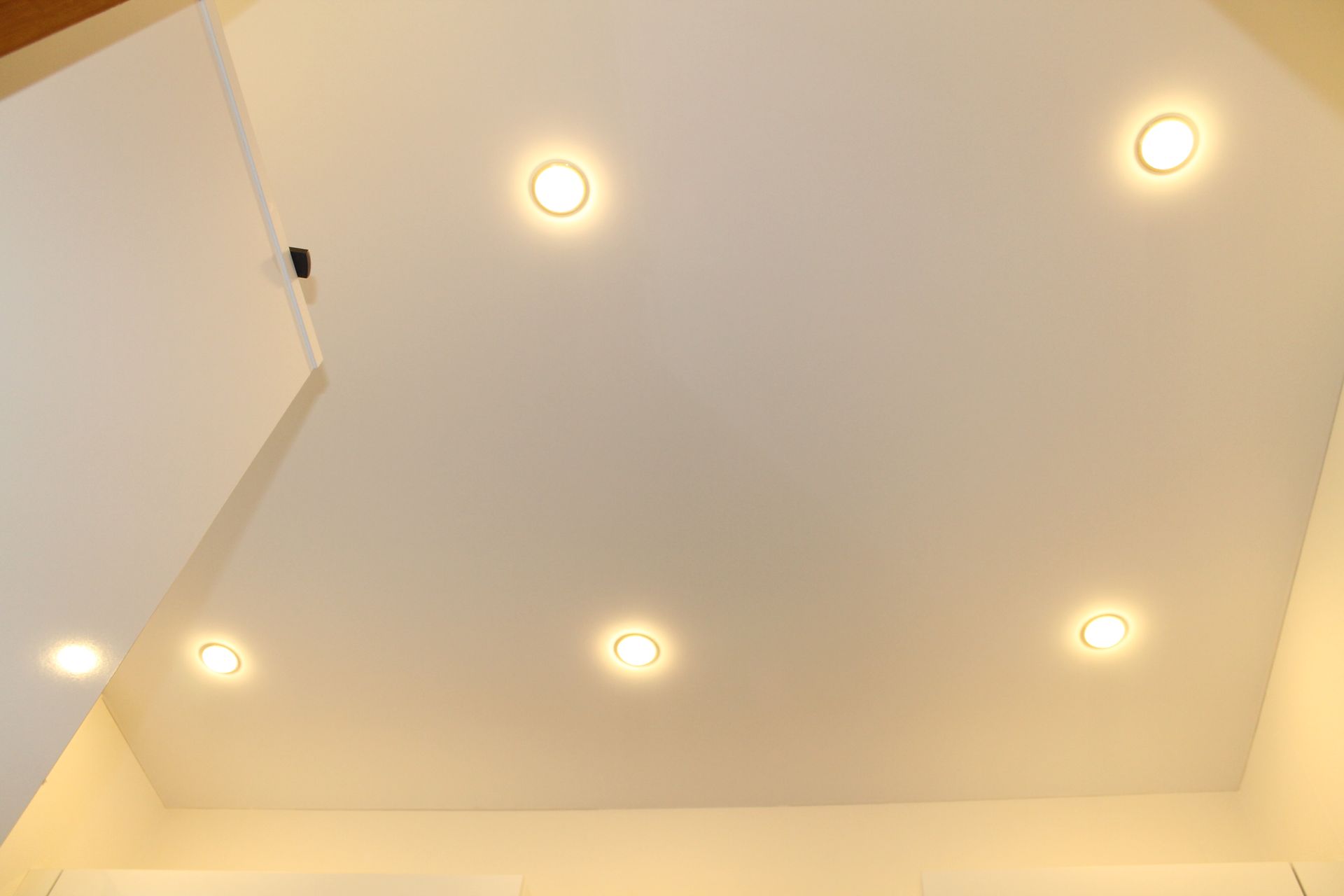 Lampen mit gelblichen Licht und Spanndecke