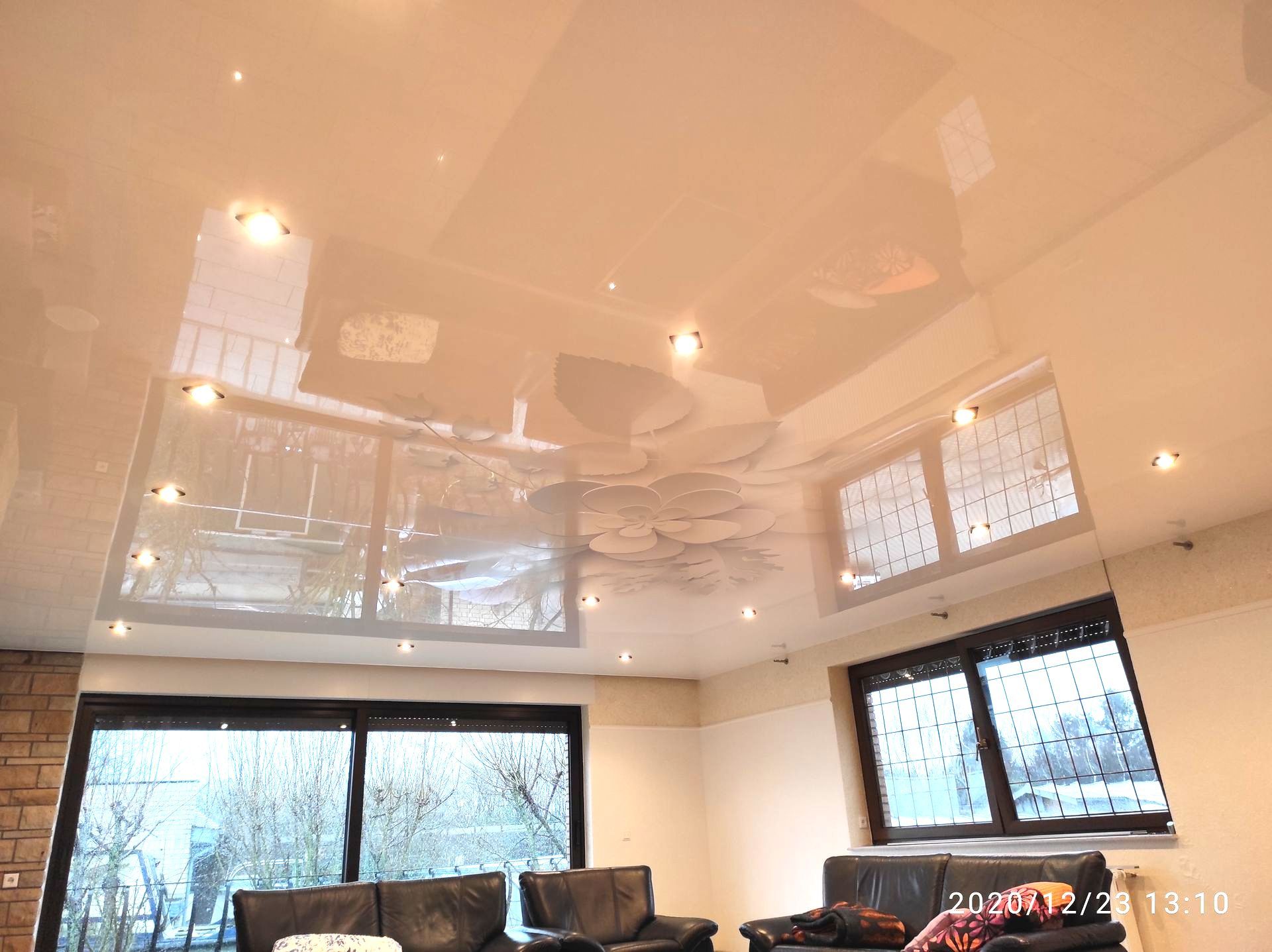 Eine Reihe von Lampen an der Lackspanndecke