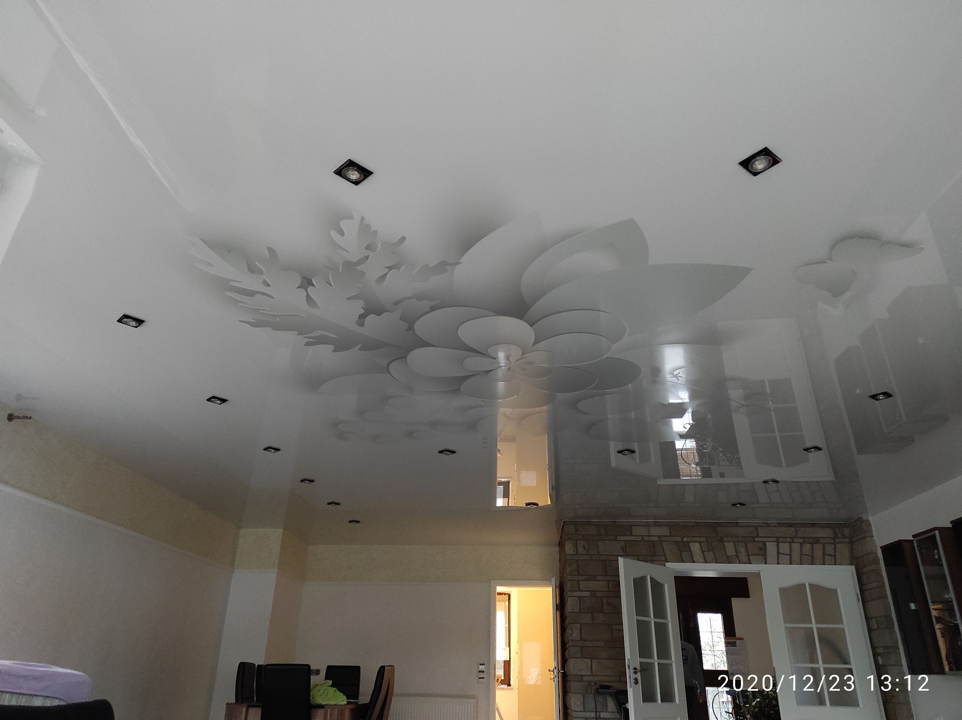 Spanndecke mit Blumendesign