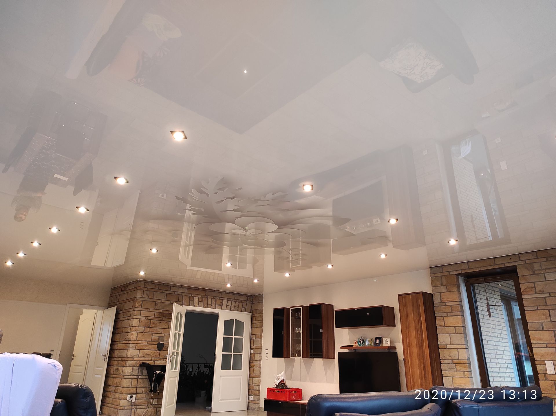 eine Reihe von Lampen an einer Lackspanndecke