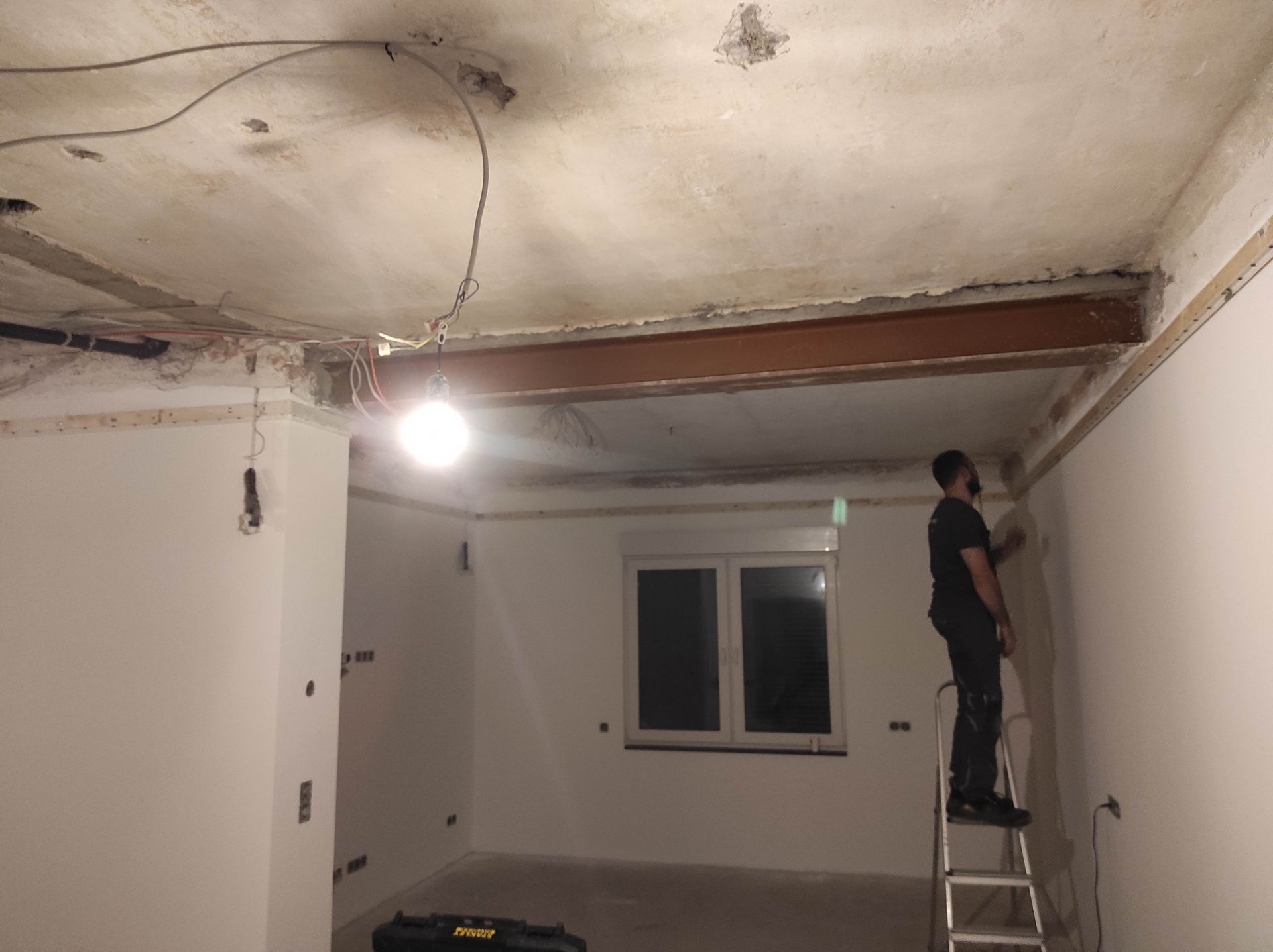 Mann steht auf Leite rund bereitet die Decke vor