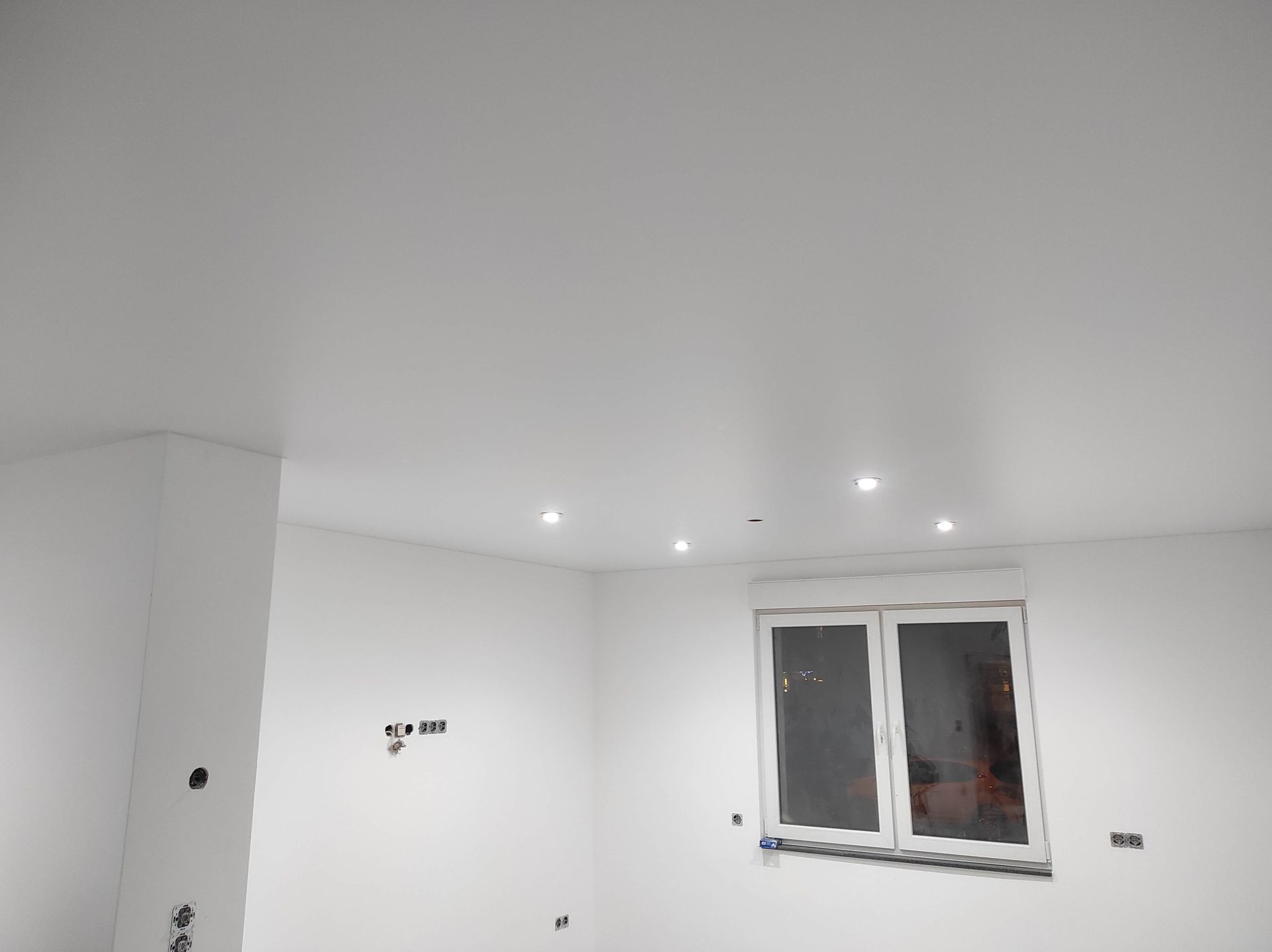 weiße Decke und vier Lampen