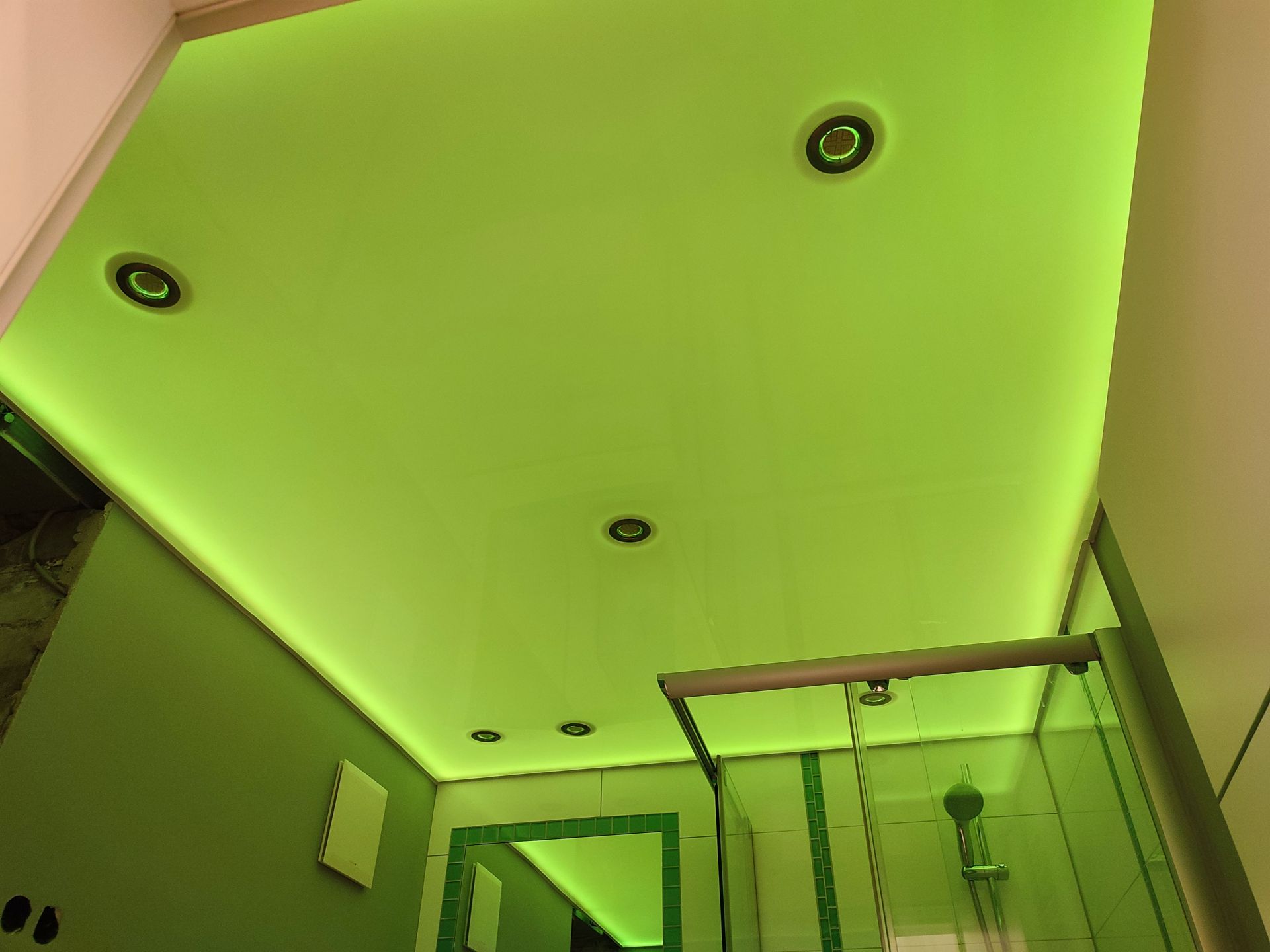 Raum mit Deckkenleuchten mit grünen Licht