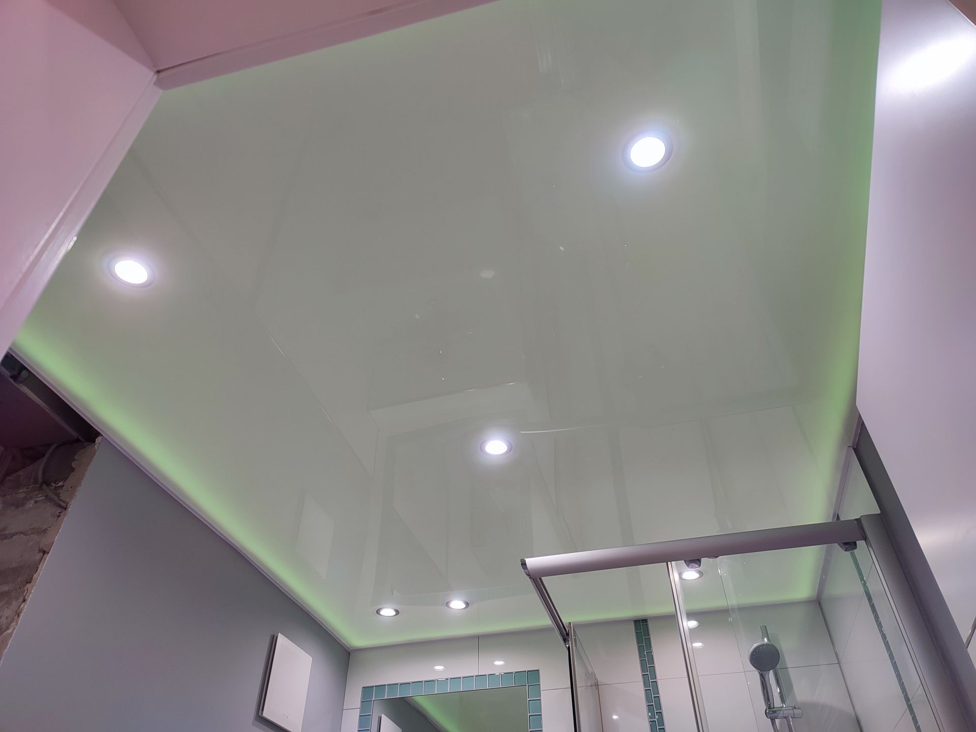 Eine Reihe von Lampen an der Decke