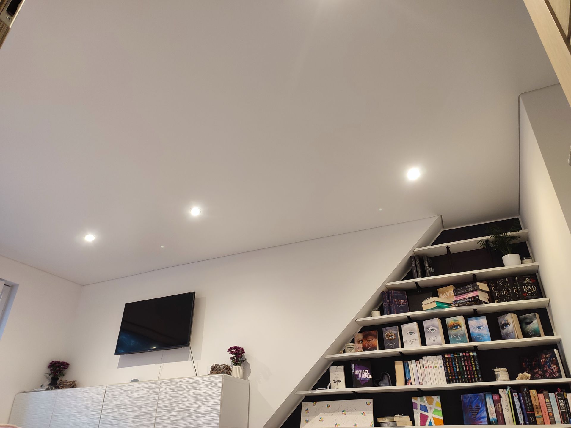 Decke mit Lampen und weißem Licht