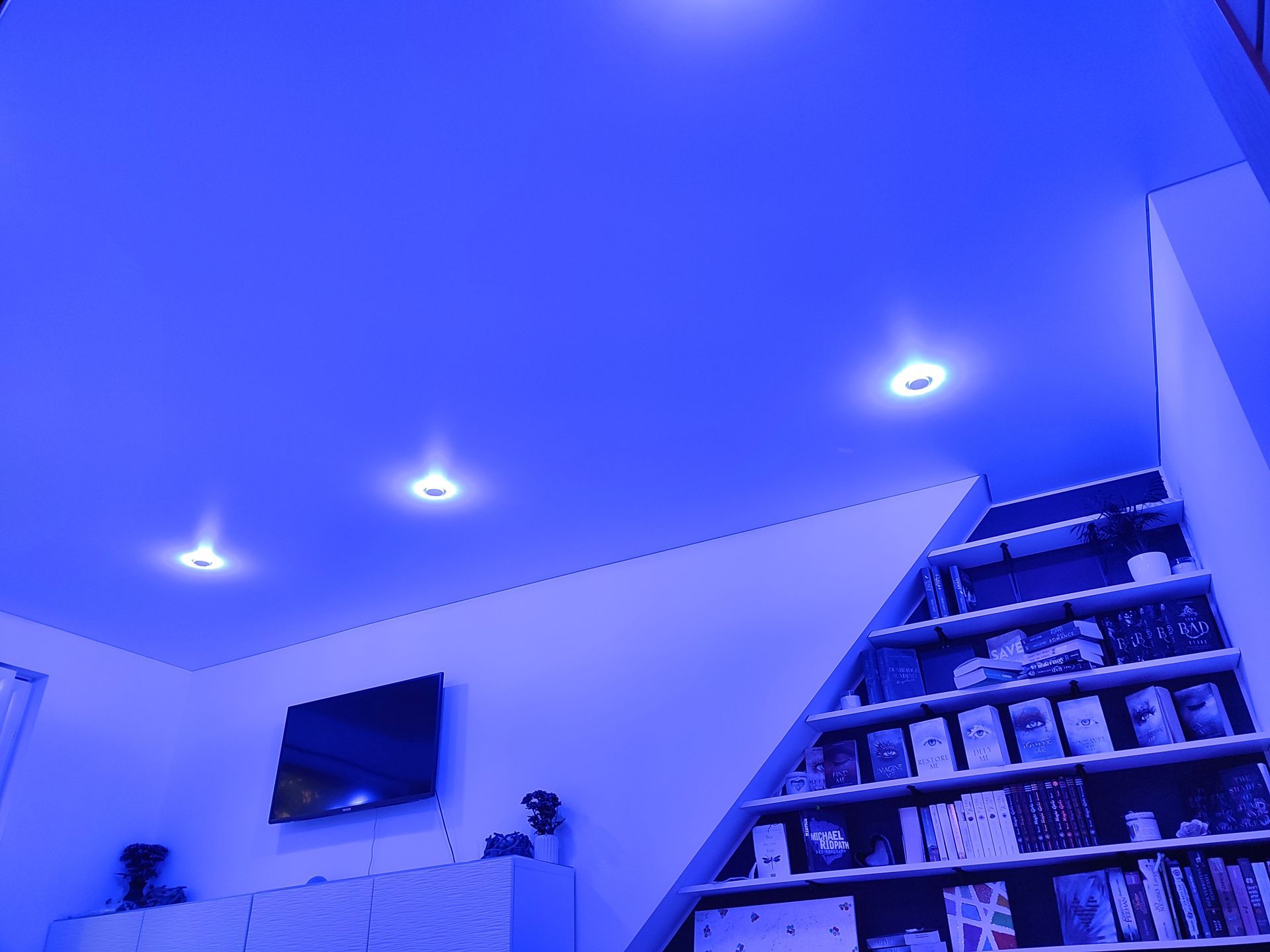 Decke mit drei Lampen und blauem Licht