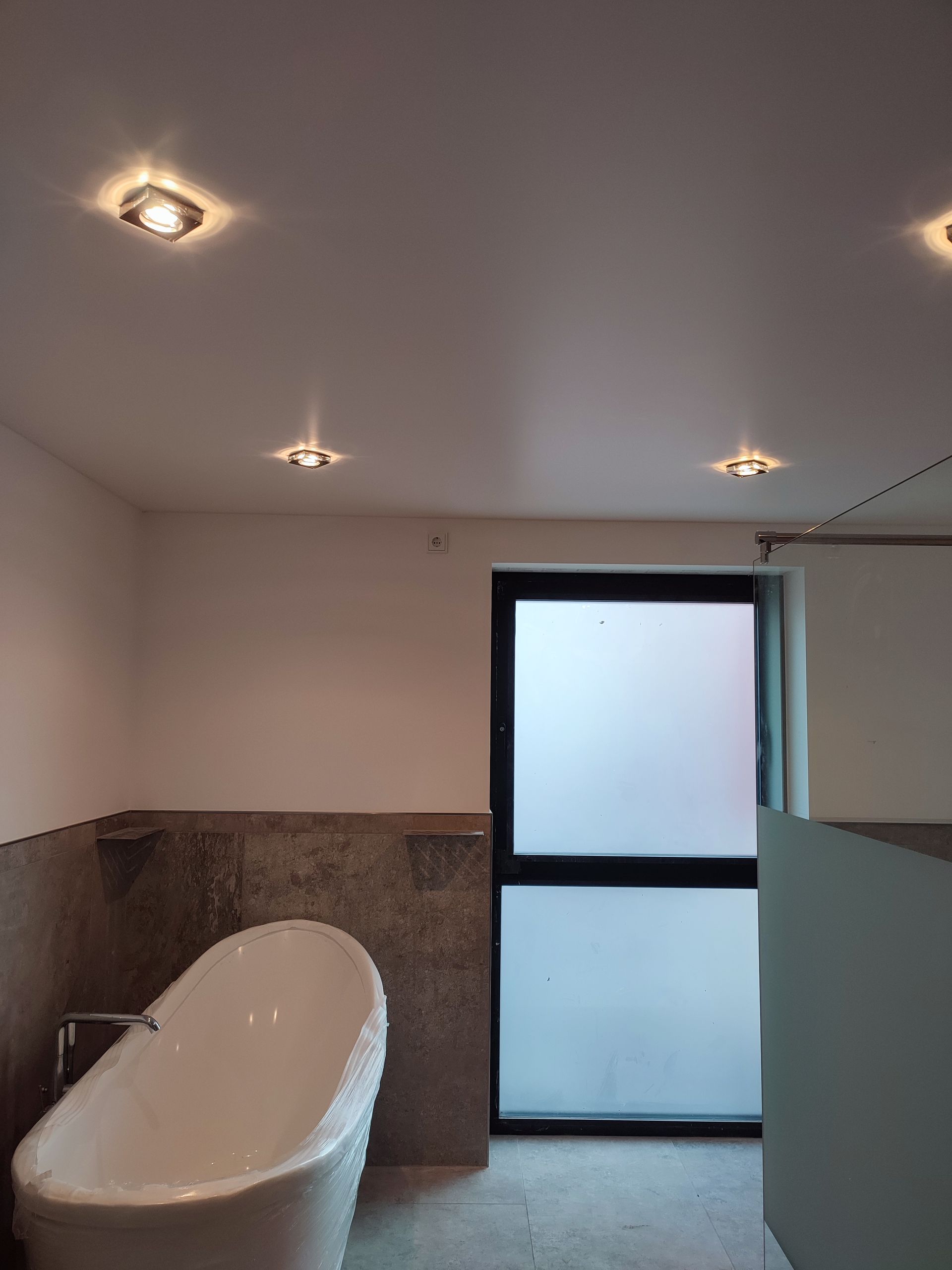 Lampen leuchten einen Raum aus