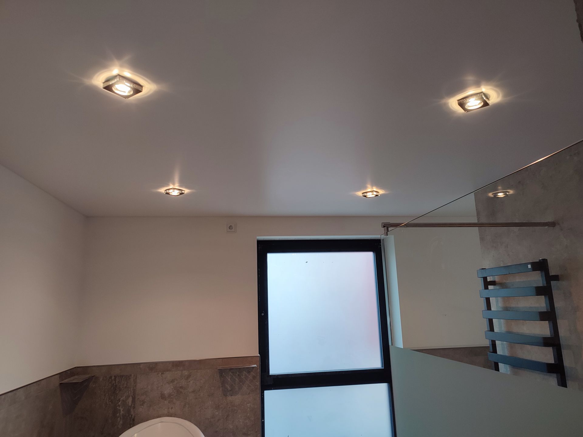 Vier Leuchten an der Decke