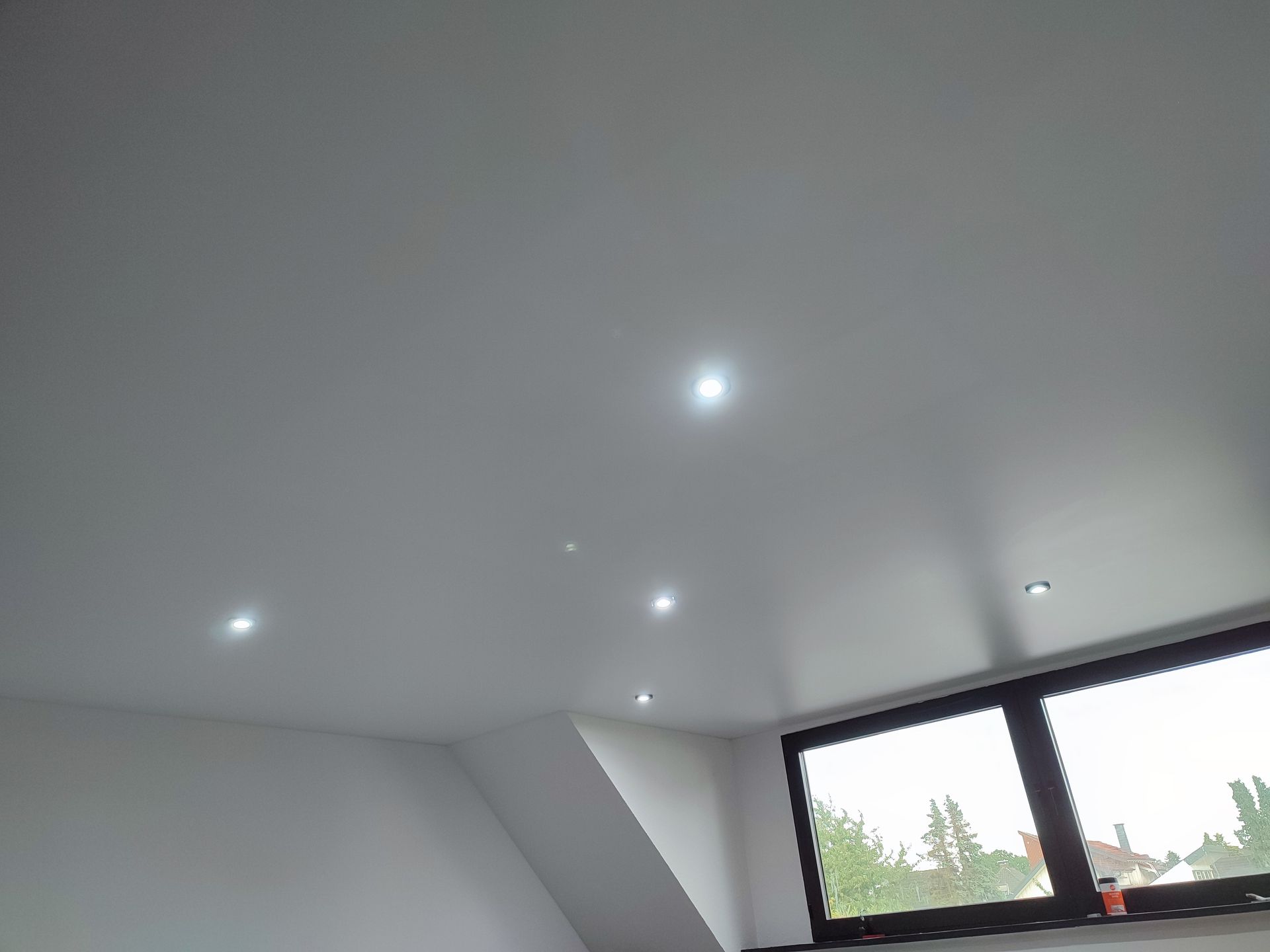 Eine Reihe von Lampen an der Decke