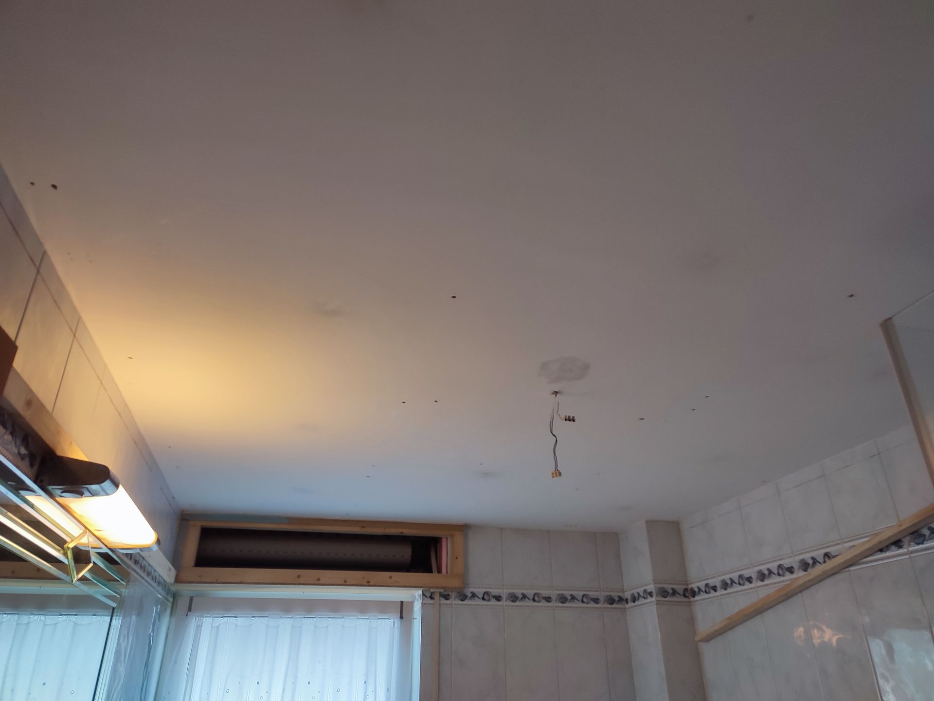 Decke wird vorbereitet für Lampen