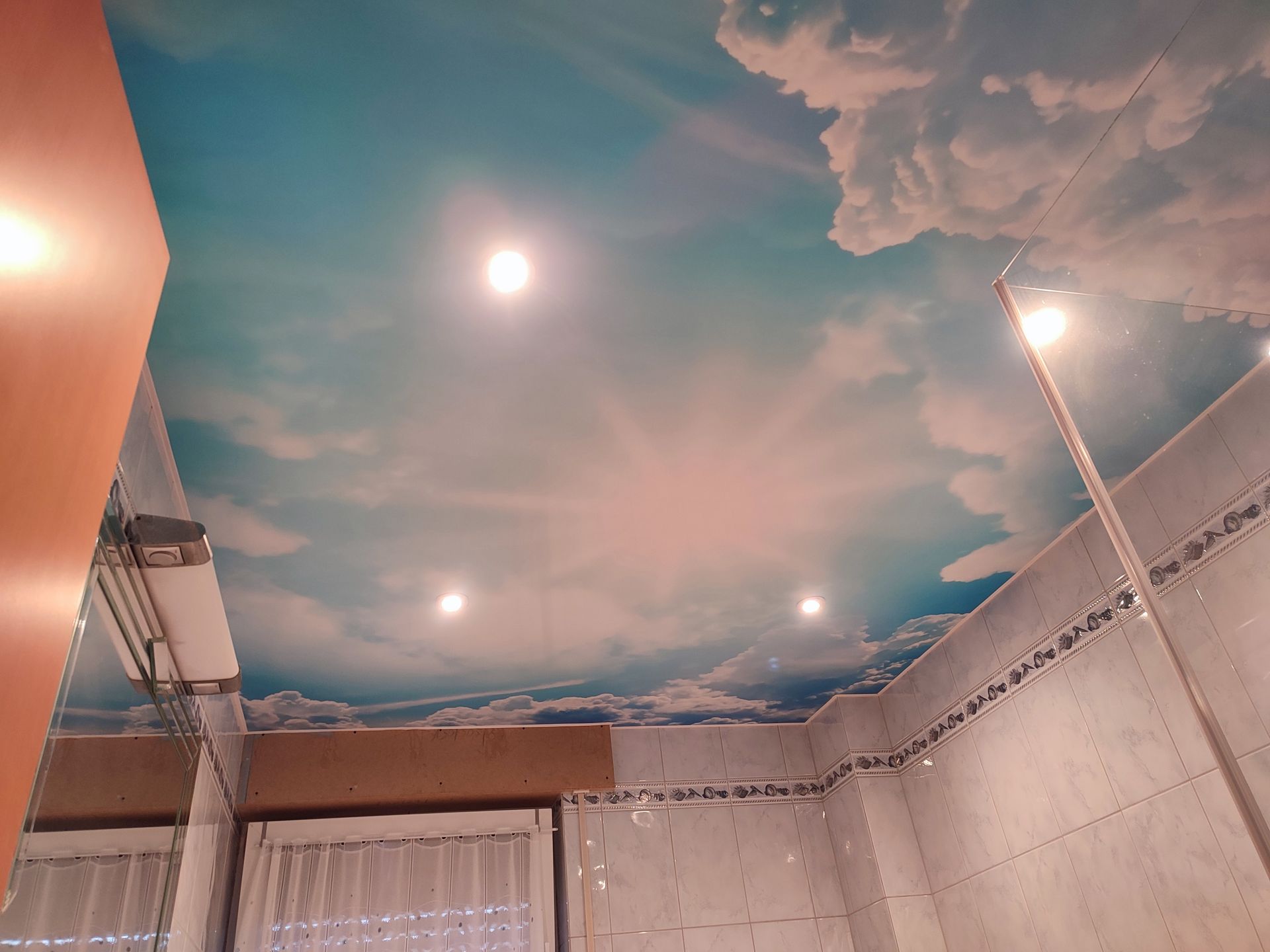 Gespanntes Deckenbild von einem Himmel mit Wolken mit Lampen