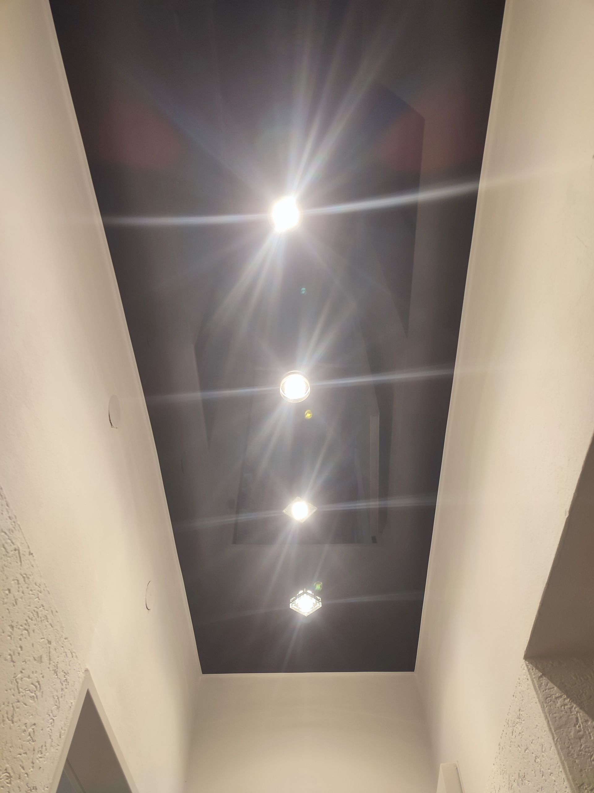 Lampen leuchten aus schwarzer Decke