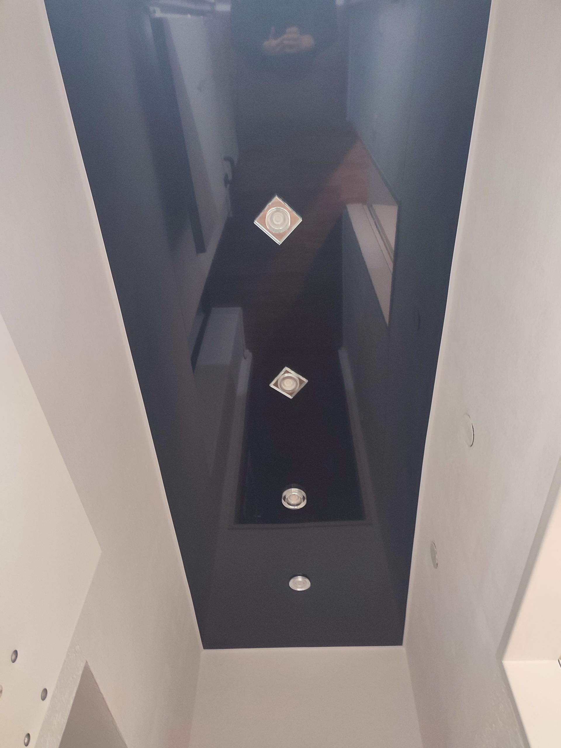 Lampen auf schwarzen Deckenabschnitt