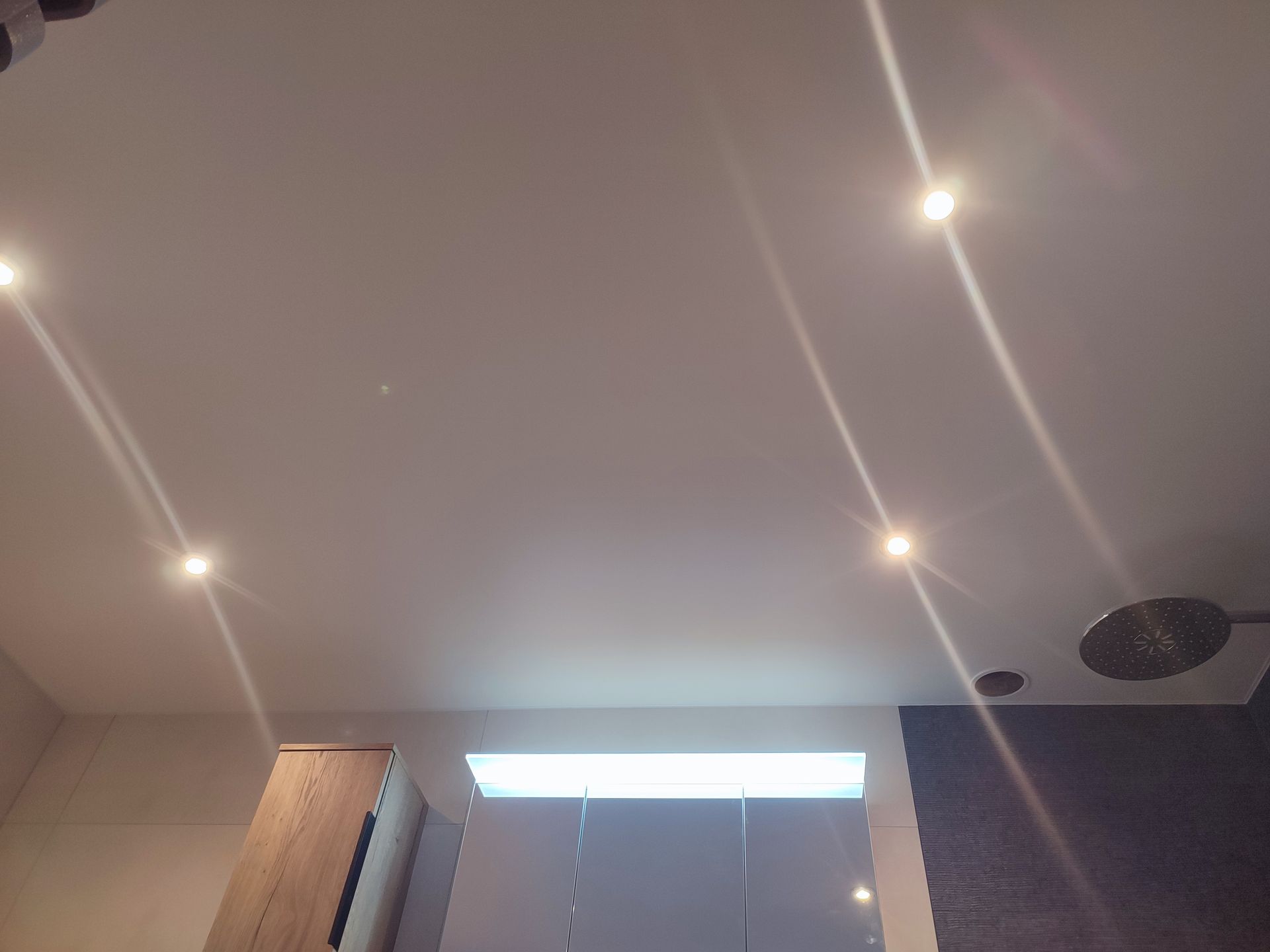 Decke mit kleinen Lampen 