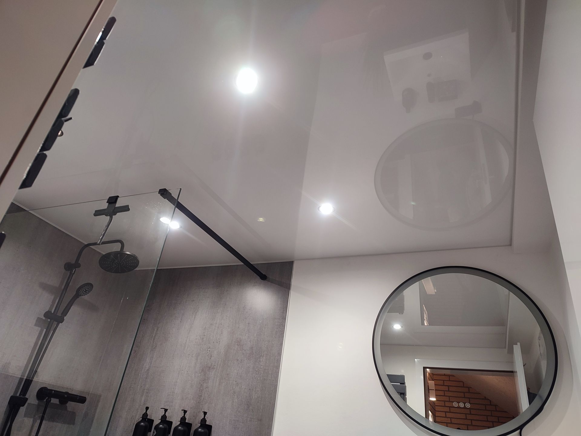 Lackspanndecke im Badezimmer