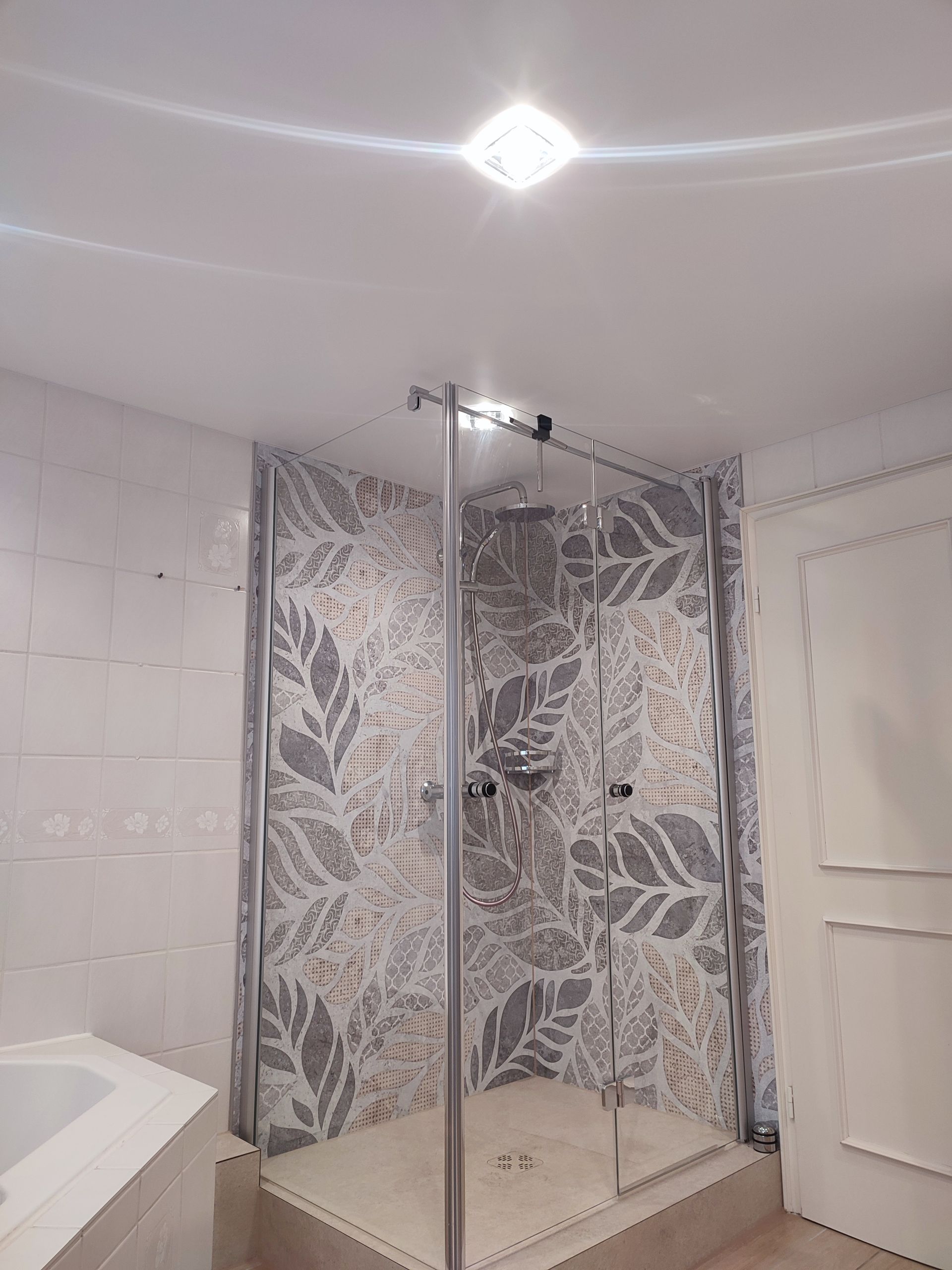 weißes Licht im Badezimmer über der Dusche