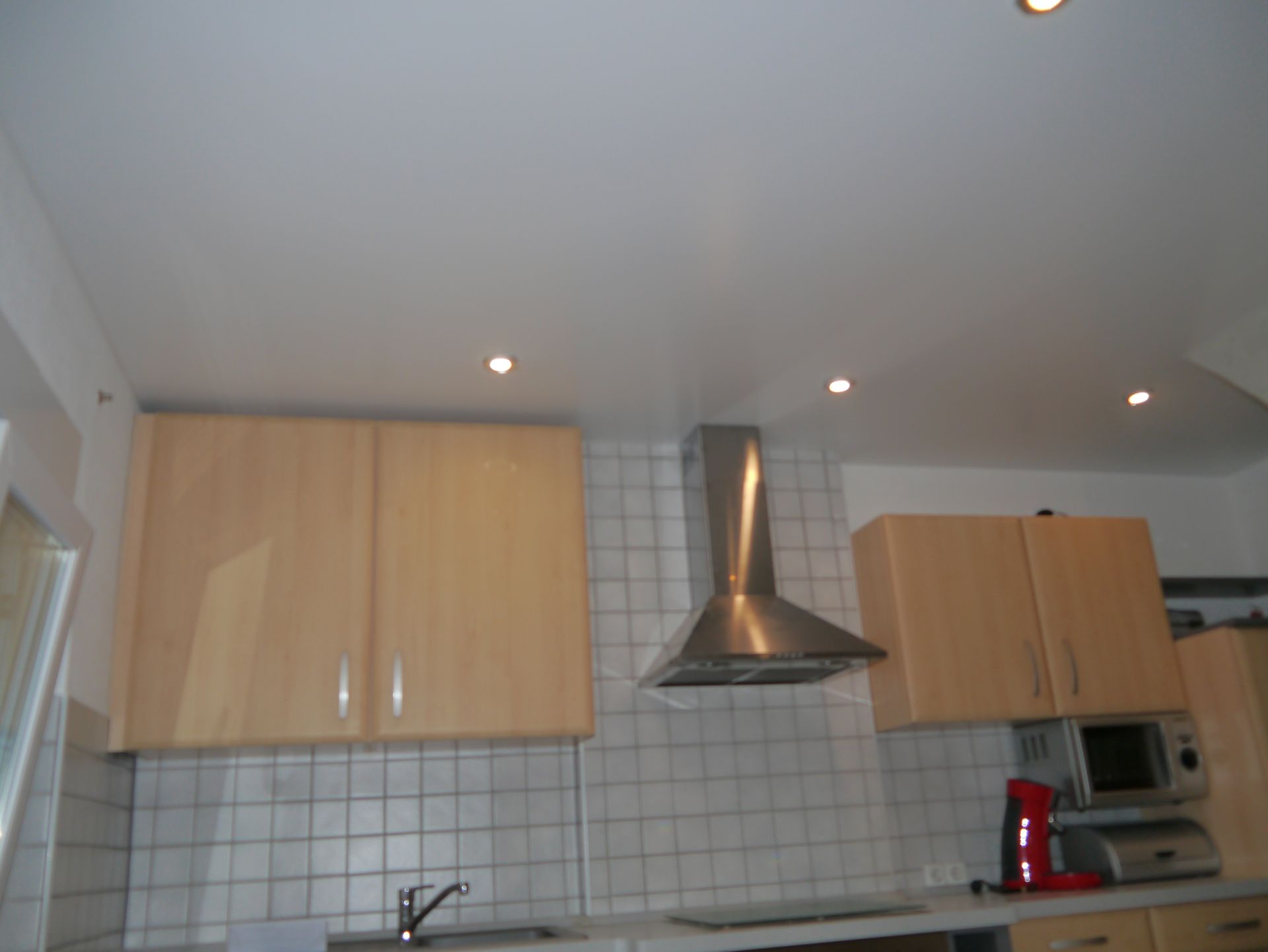 Lackspanndecke mit Lampen in der Küche