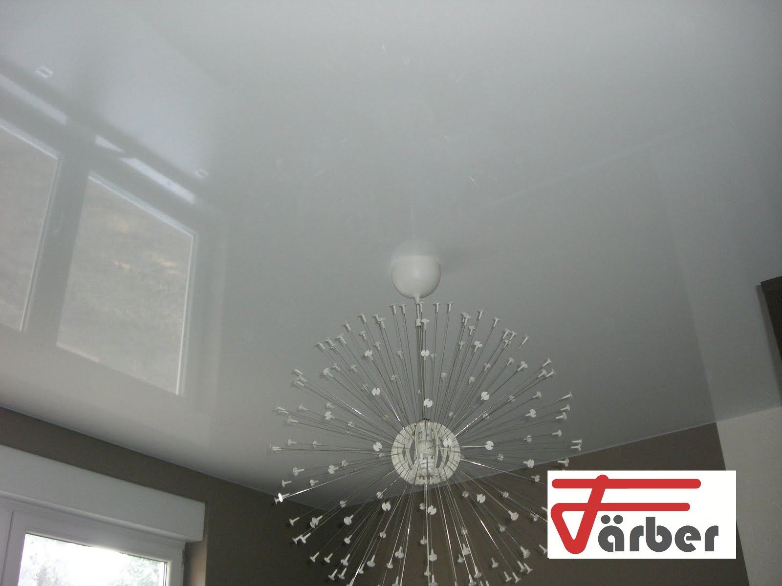 weiße Lampe an der Decke, besonderes Design