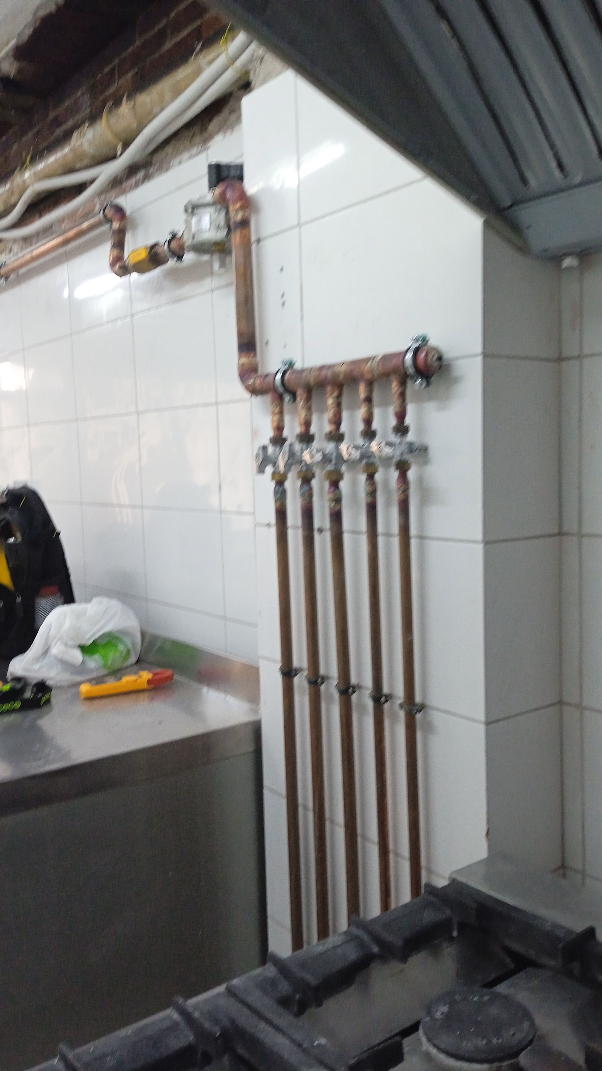 Un primer plano de un quemador de gas en una estufa con llamas azules.