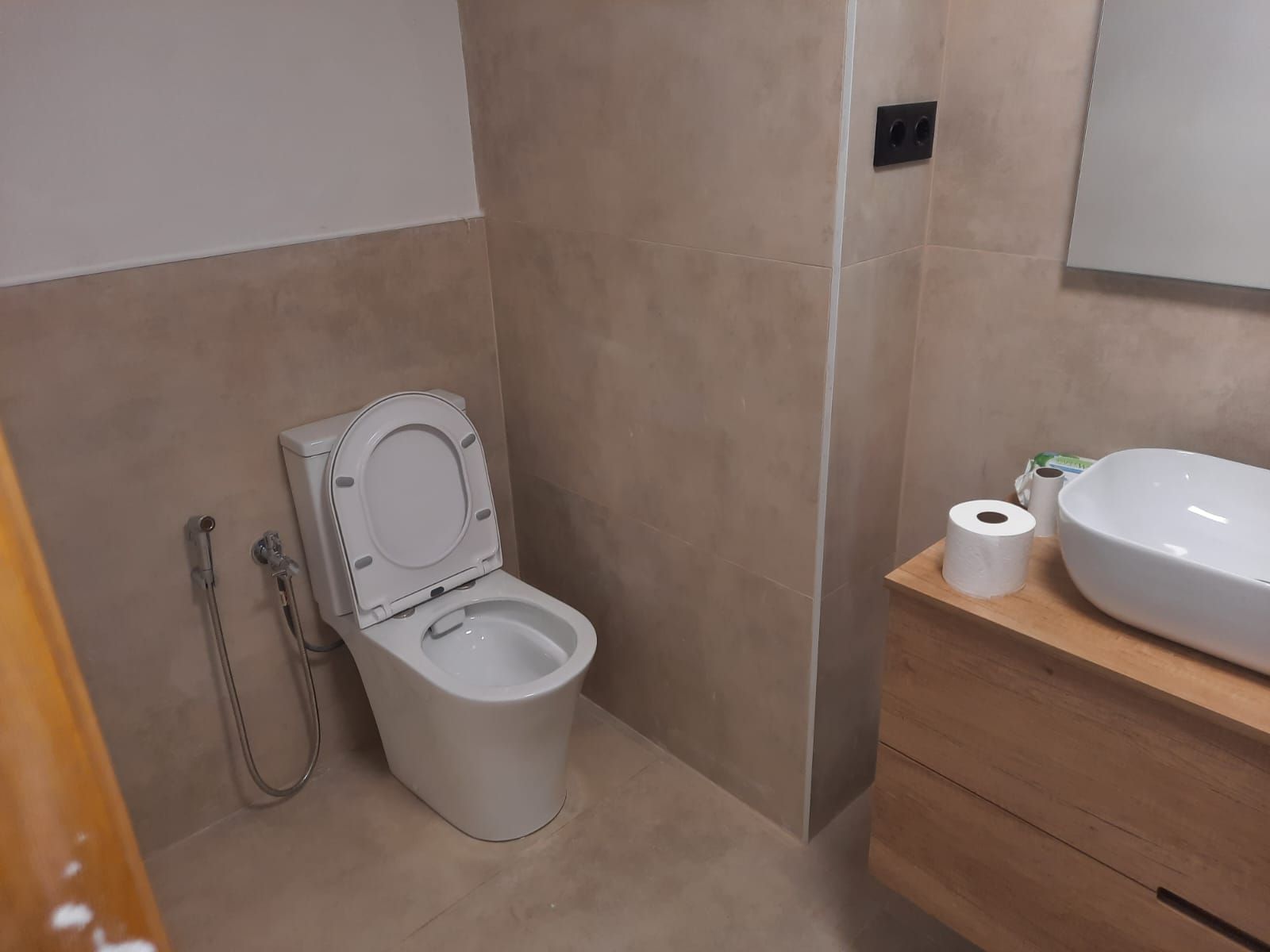 Un baño con inodoro, lavabo y espejo.