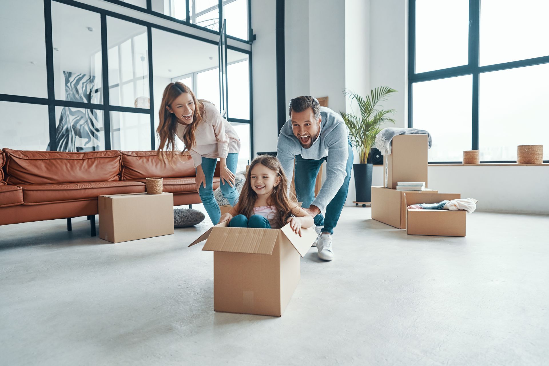 Une famille fait ses cartons dans un loft lumineux lors d'un déménagement