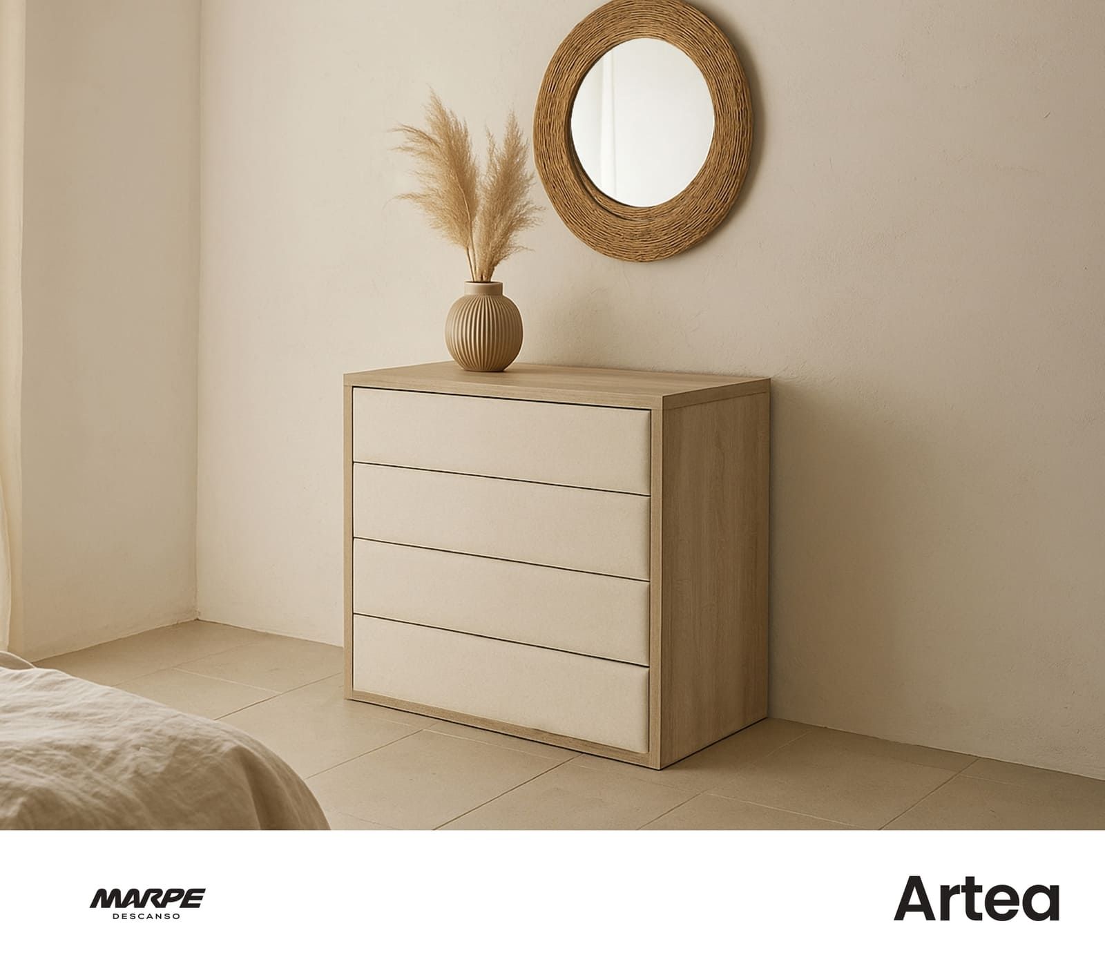 Cómoda de madera con cuatro cajones, espejo y jarrón con plantas decorativas.