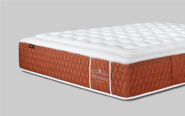 Colchón naranja y blanco con costuras de rombos y logotipo en el lateral.