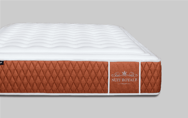 Colchón acolchado marrón y blanco, etiqueta “Suite Royale”, configuración neutra.