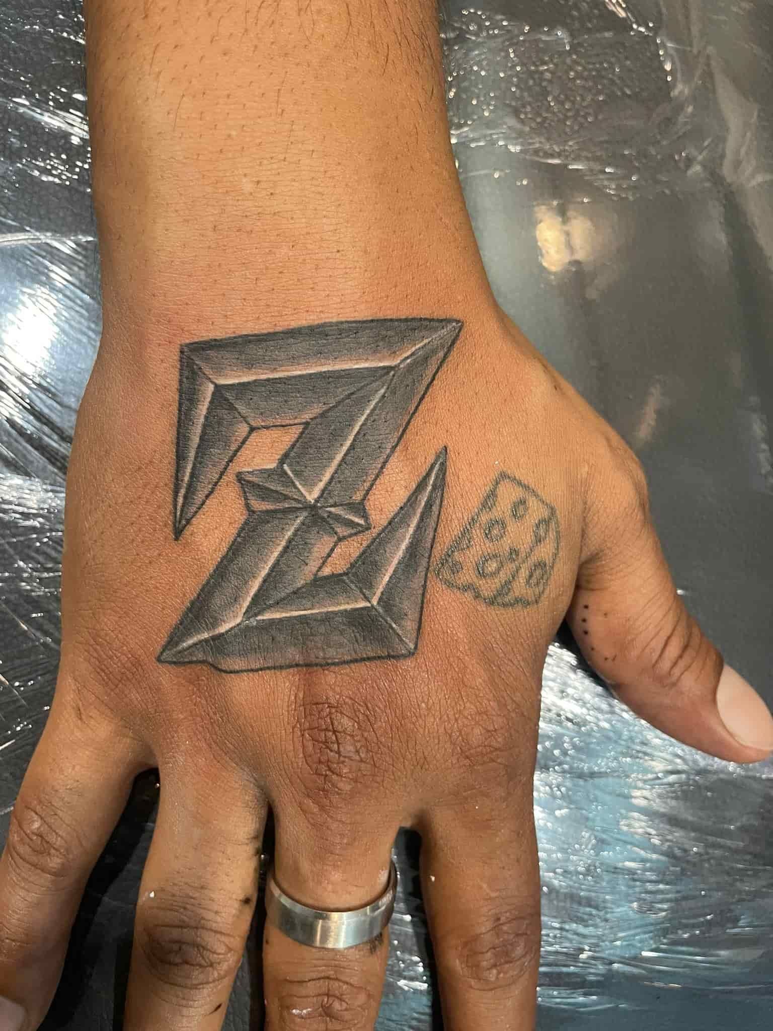 Mano con un tatuaje de letra