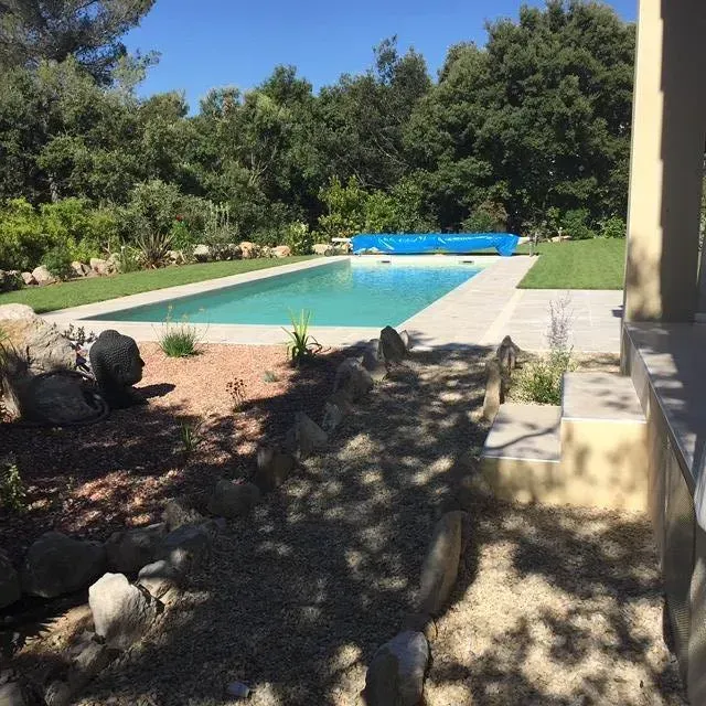 Terrain autour de la piscine rénovée