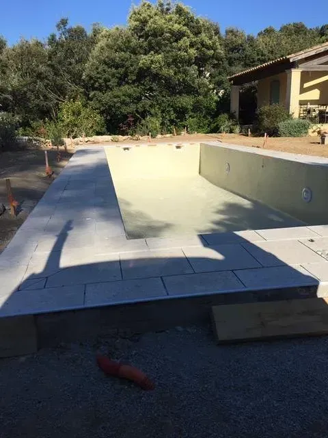 Contour de piscine en carrelage