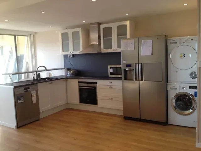 Pièce rénovée avec cuisine équipée