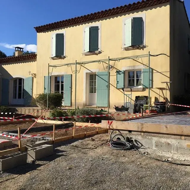 Travaux de terrassement en face d'une maison