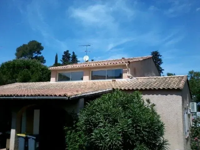 Maison provençale avec deux toits