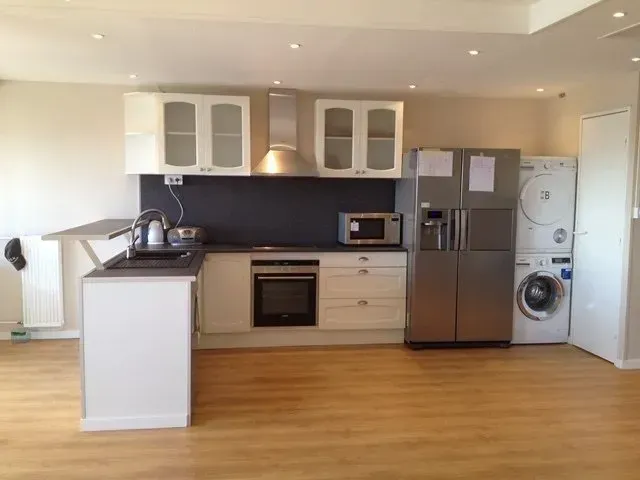 Cuisine tout équipée avec lave-linge et sèche-linge