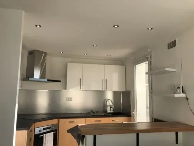 Une cuisine moderne avec LED au plafond