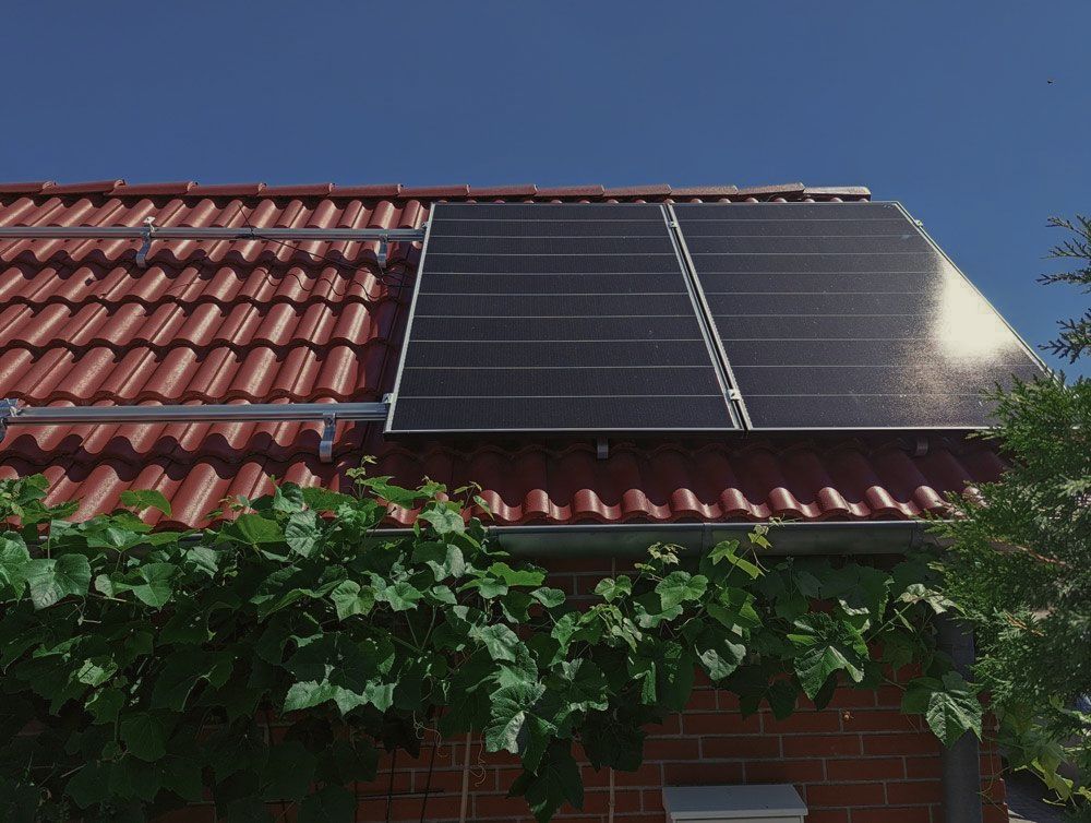 Referenz Solaranlage, Photovoltaikanlage auf dem Dach eines Einfamilienhauses