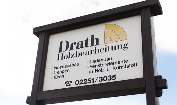 Ein Schild für Drath Holzbearbeitung mit einer Telefonnummer