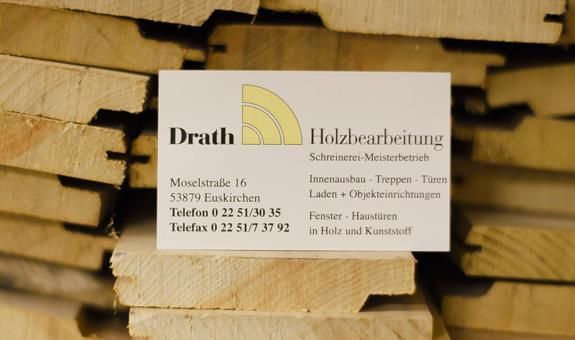 Eine Visitenkarte mit dem Namen Drath darauf