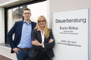 Karin Böhm und Sohn vor der Kanzlei