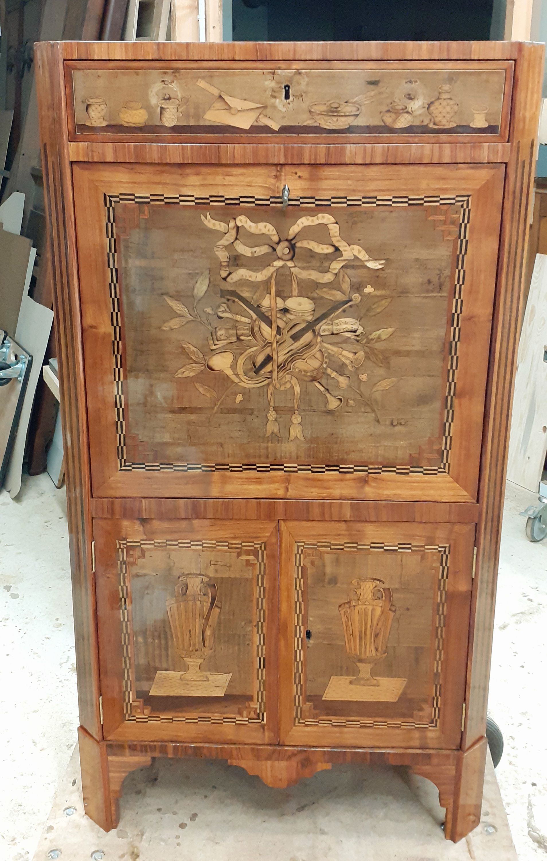 Secrétaire en bois ouvert